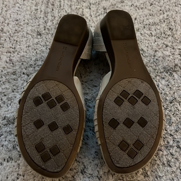 Naturalized sz 8.5 sandals, Velcro closure. Smoke/Pet free home - Picture 5 of 5